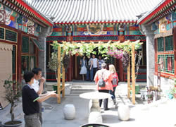 Half Day Walking around Yandaixiejie Hutong & Local Folk Artisan House Visit