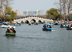 Boating around the Yuyuantan Park with your friends will have great fun.