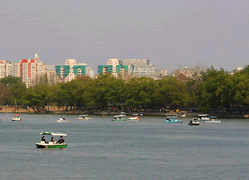 Hiring a boat in the Yuyuantan Lake, and boating with friends will have great fun.
