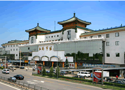 the outside of Hongqiao Market 