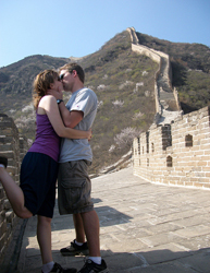 Kissing on their Great Wall tour 